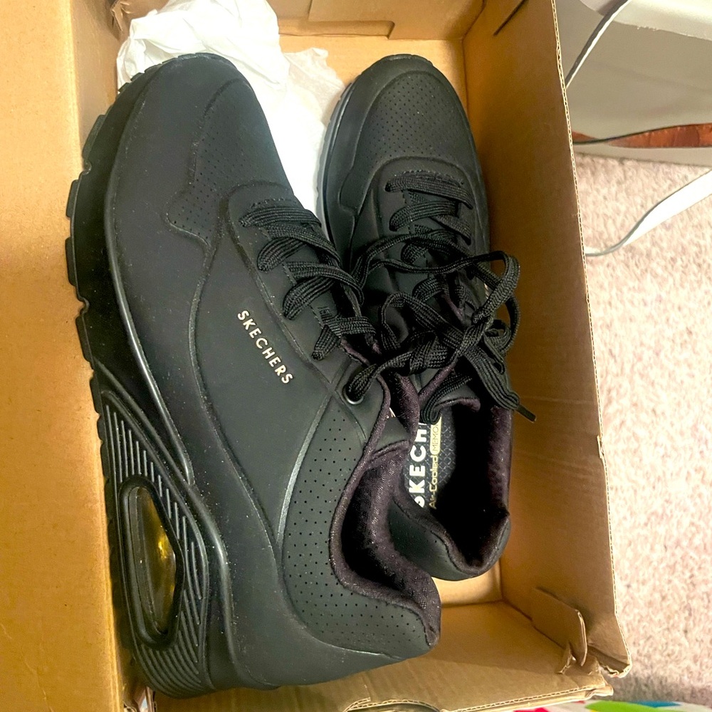 Sketchers sz 7 women’s new condition in black